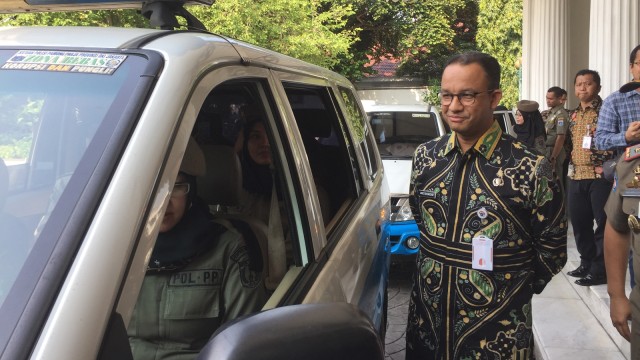 Anies Lepas Satpol PP untuk Tutup Alexis (Foto: Moh Fajri/kumparan)