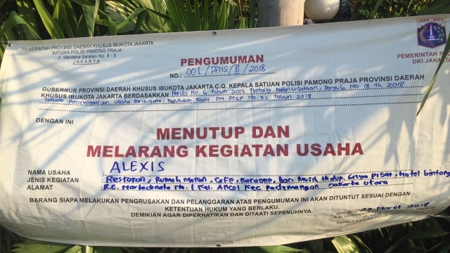 Spanduk penutupan alexis (Foto: Raga Imam/kumparan)