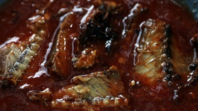 Cacing parasit dalam ikan makarel kaleng. (Foto: Garin Gustavian Irawan/kumparan)