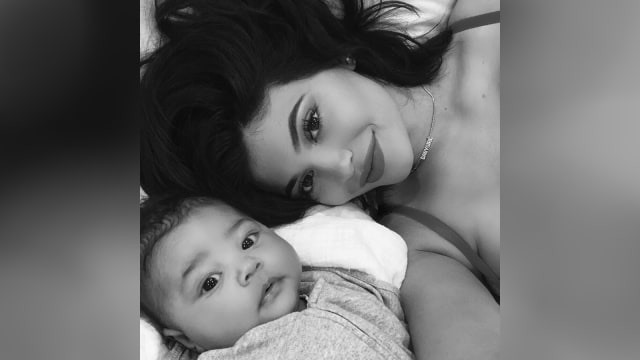 Kylie Jenner dan Stormi. (Foto: Instagram @kyliejenner)