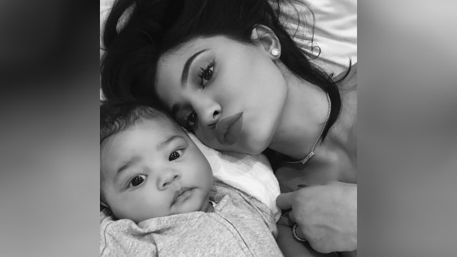 Kylie Jenner dan Stormi. (Foto: Instagram @kyliejenner)