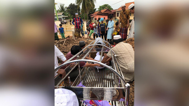 Pemakaman Enen Cahyati. (Foto: dok. kbri phnom penh)