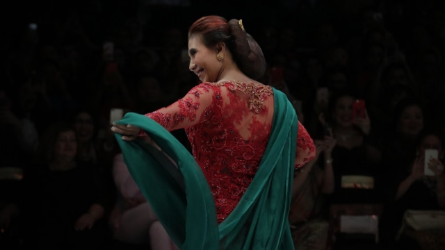 Menteri Susi Pudjiastuti pada Anne Avantie (Foto: Garin Gustavian/kumparan)