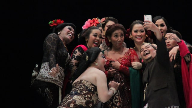 Menteri Susi Pudjiastuti pada Anne Avantie (Foto: Garin Gustavian/kumparan)