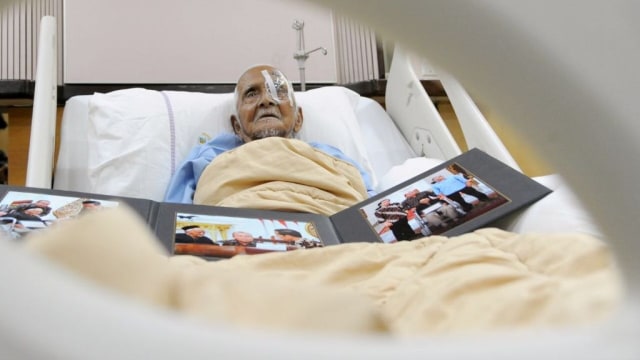 Nyak Sandang Usai Operasi Mata (Foto: Dok. Biro Pers Setpres)