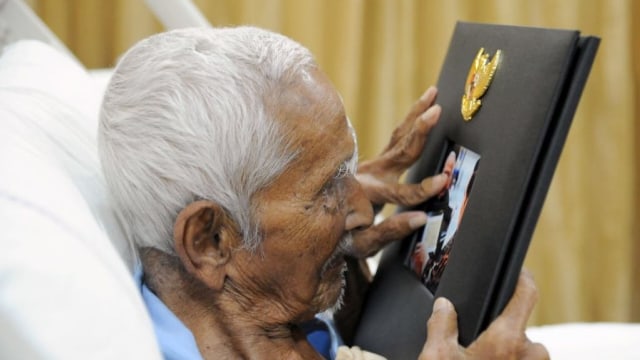 Nyak Sandang Usai Operasi Mata (Foto: Dok. Biro Pers Setpres)