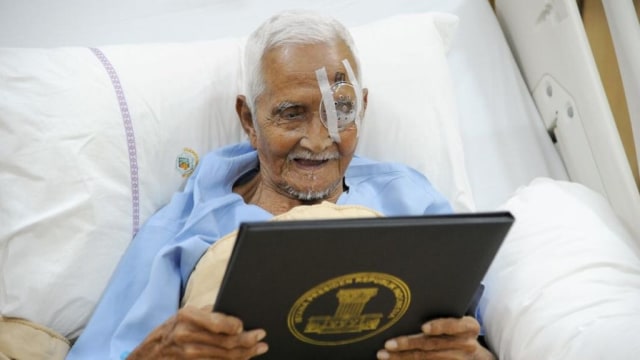 Nyak Sandang Usai Operasi Mata (Foto: Dok. Biro Pers Setpres)