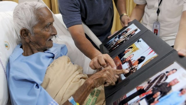 Nyak Sandang Usai Operasi Mata (Foto: Dok. Biro Pers Setpres)