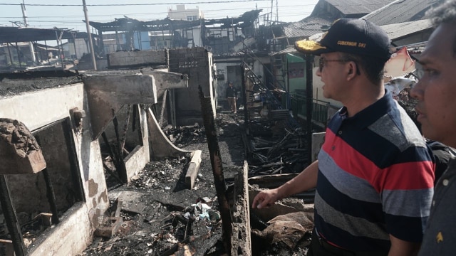 Anies kunjungi lokasi kebakaran Taman Kota. (Foto: Irfan Adi Saputra/kumparan)