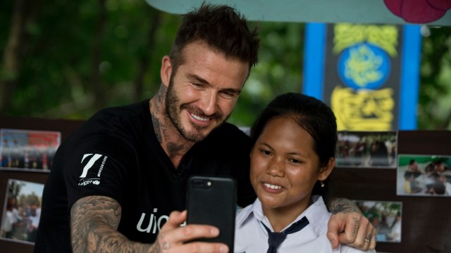 David Beckham bersama Sripun di Semarang. (Foto: Dok. UNICEF/UN0188661/Modola)