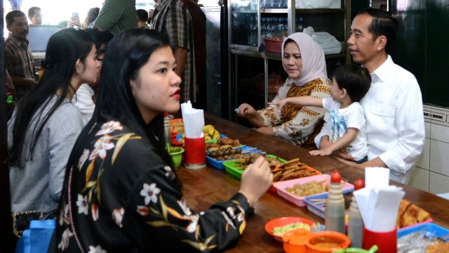 Jokowi dan Keluarga Makan Soto Gading di Solo. (Foto: Biro Pers Setpres/Kris)