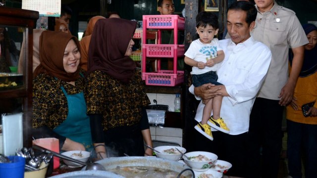 Jokowi dan Keluarga Makan Soto Gading di Solo. (Foto: Biro Pers Setpres/Kris)