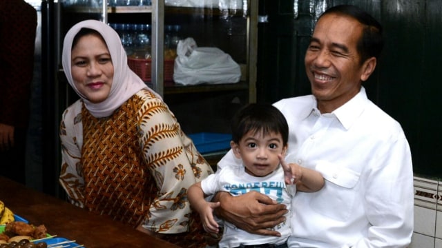Jokowi dan Keluarga Makan Soto Gading di Solo. (Foto: Biro Pers Setpres/Kris)