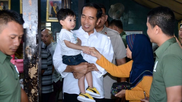 Jokowi dan Keluarga Makan Soto Gading di Solo. (Foto: Biro Pers Setpres/Kris)