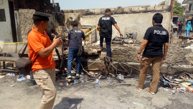 Lokasi kebakaran Taman Kota diberi garis polisi. (Foto: Ainul Qalbi/kumparan)