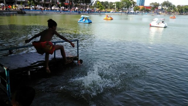 Anak-anak Berenang Di Danau Sunter (Foto: Yuana Fatwalloh/kumparan)