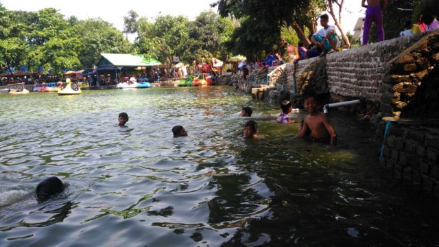Anak-anak Berenang Di Danau Sunter (Foto: Yuana Fatwalloh/kumparan)