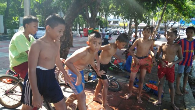 Anak-anak Berenang Di Danau Sunter (Foto: Yuana Fatwalloh/kumparan)