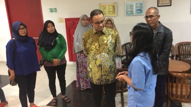 Anies bertemu keluarga petugas Damkar di RSCM. (Foto:  dok. Diskominfotik DKI)