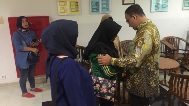 Anies bertemu keluarga petugas Damkar di RSCM. (Foto:  dok. Diskominfotik DKI)