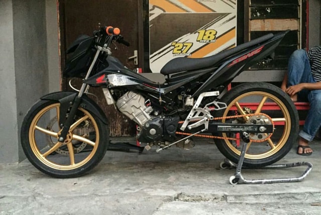 Honda Sonic bergaya racing look (Foto: dok. R59 Matic Shop)