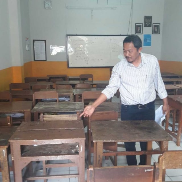 Siswa SMK Brawijaya Batu Belajar dengan Kondisi Meja Kursi Rusak Berat