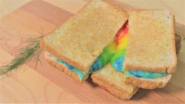 Roti bakar pelangi (Foto: Resnu Dwi Andika/kumparan)