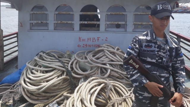 Koarmabar tangkap nelayan pengguna trawl. (Foto: dok. Dispen Koarmabar)