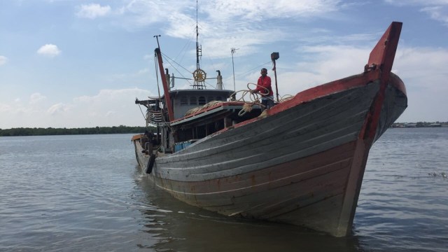 Koarmabar tangkap nelayan pengguna trawl. (Foto: dok. Dispen Koarmabar)