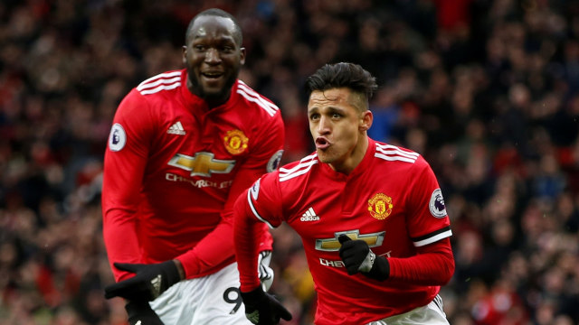 Sanchez dan Lukaku merayakan gol. (Foto: Reuters / Andrew Yates)