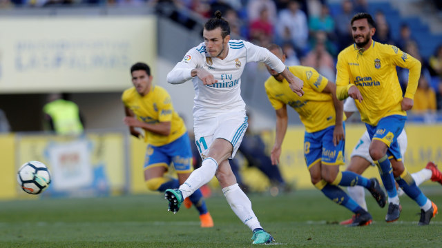 Bale ketika mengeksekusi penalti. (Foto: Santiago Ferrero/Reuters)