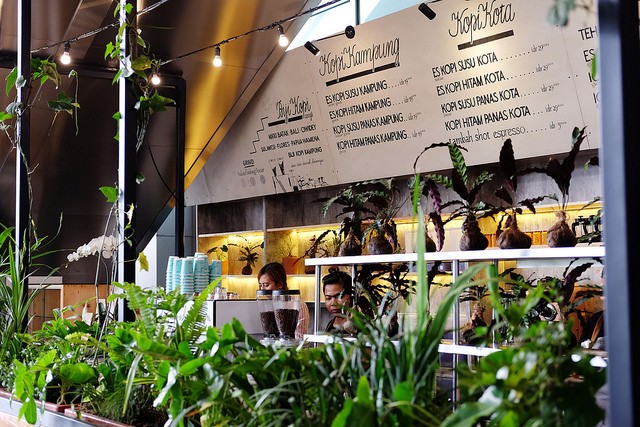 Di Bawah Tangga, Kafe Artis yang Jual Kopi Susu Murah di Mal
