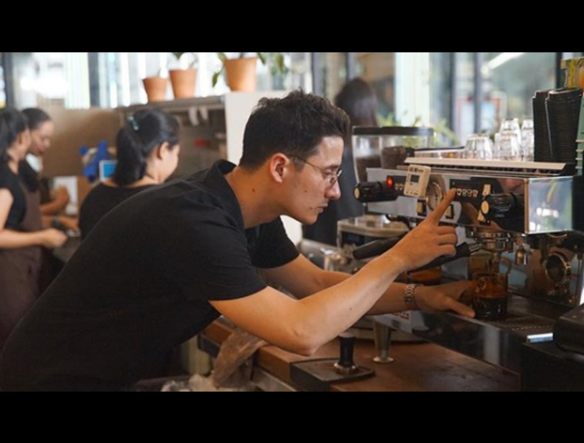 Di Bawah Tangga, Kafe Artis yang Jual Kopi Susu Murah di Mal (1)