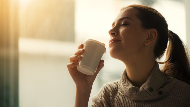 Ilustrasi menikmati kopi (Foto:  thinkstock)