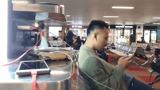 Ilustrasi cas HP di tempat pengisian daya umum. Foto: Aditia Noviansyah/kumparan