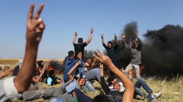 Bentrok di Aksi Hari Tanah Gaza. (Foto: REUTERS/Ibraheem Abu Mustafa)