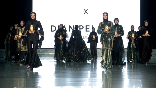 Dian Pelangi di Indonesia Fashion Week 2018 (Foto: Garin Gustavian/kumparan)