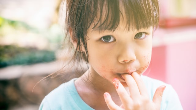 Anak mengemut. (Foto: Thinkstock)