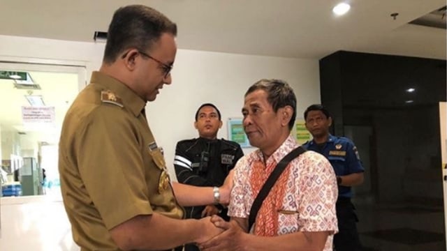 Anies Baswedan menjenguk petugas pemadam (Foto: Instagram @aniesbaswedan)
