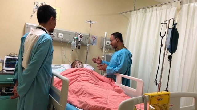Anies Baswedan menjenguk petugas pemadam (Foto: Instagram @aniesbaswedan)