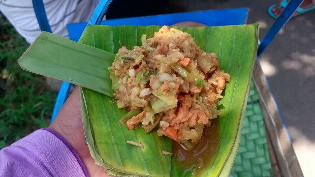 Menikmati Pedas Manis Rujak Tumbuk saat Cuaca Panas Siang Hari
