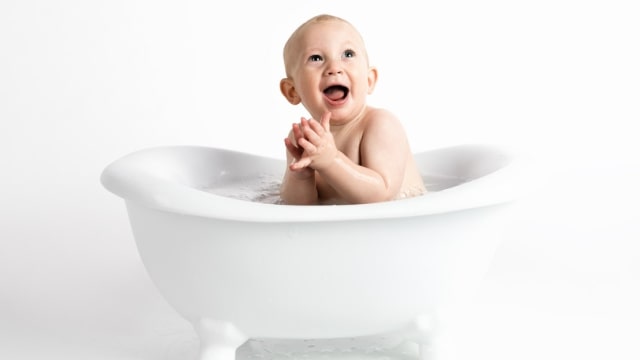 Bayi berendam. (Foto: Henley Design Studio via Pexels)