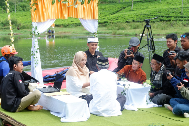 Serunya Nikah Massal di Atas Danau