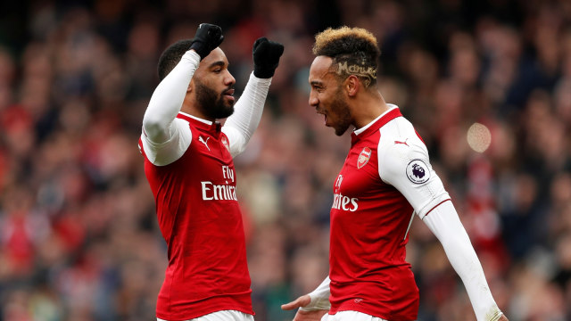 Aubameyang dan Lacazette melakukan selebrasi. Foto: John Sibley/Reuters