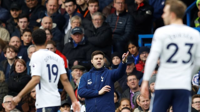 Pochettino memberikan instruksi. (Foto: REUTERS/Peter Nicholls )