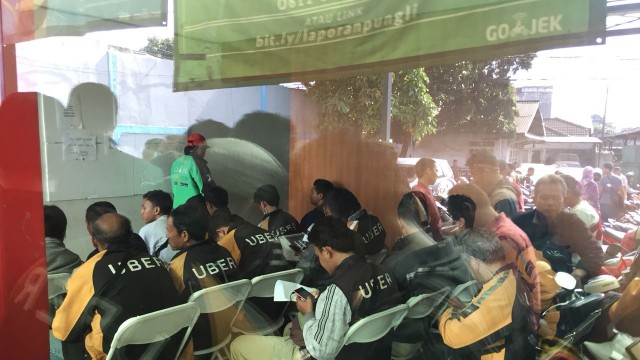 Antrian driver Uber di Kantor Go-Jek, Condet. (Foto: Andreas Ricky Febrian/kumparan)