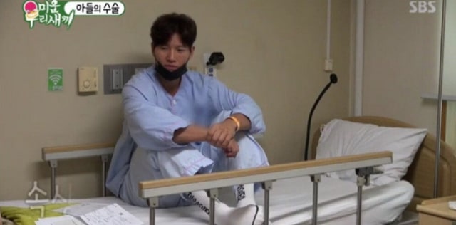 Kim Jong-kook dioperasi. (Foto: SBS My Little Old Boy)