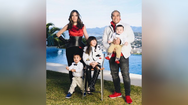 Nia Ramadhani Bakrie bersama keluarga. (Foto: Instagram/@ramadhaniabakrie)