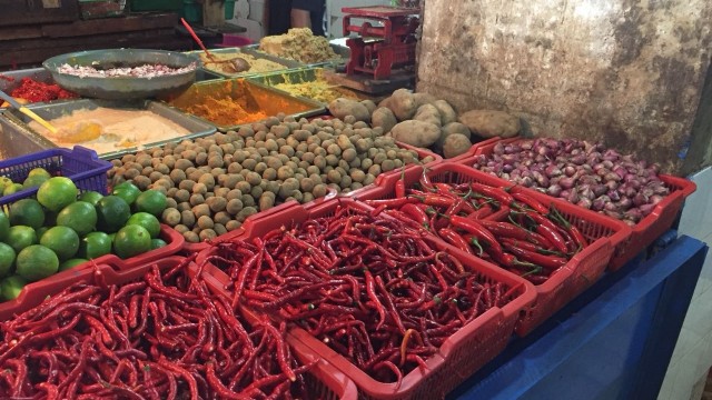 Pedagang sayur di Pasar Jatinegara, Jakarta Timur. (Foto: Abdul Latif/kumparan)