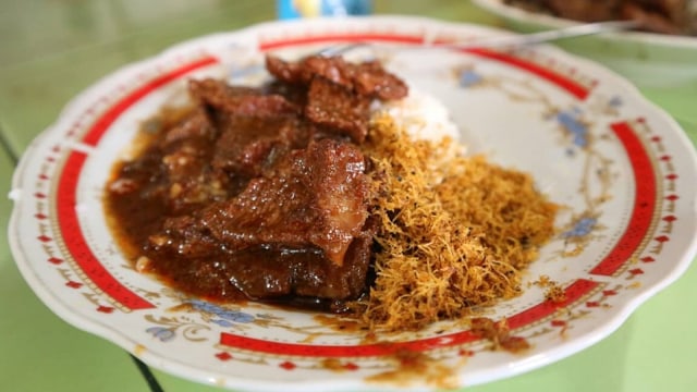 Krengsengan, kuliner khas Surabaya. (Foto: Instagram @linafatnawati)